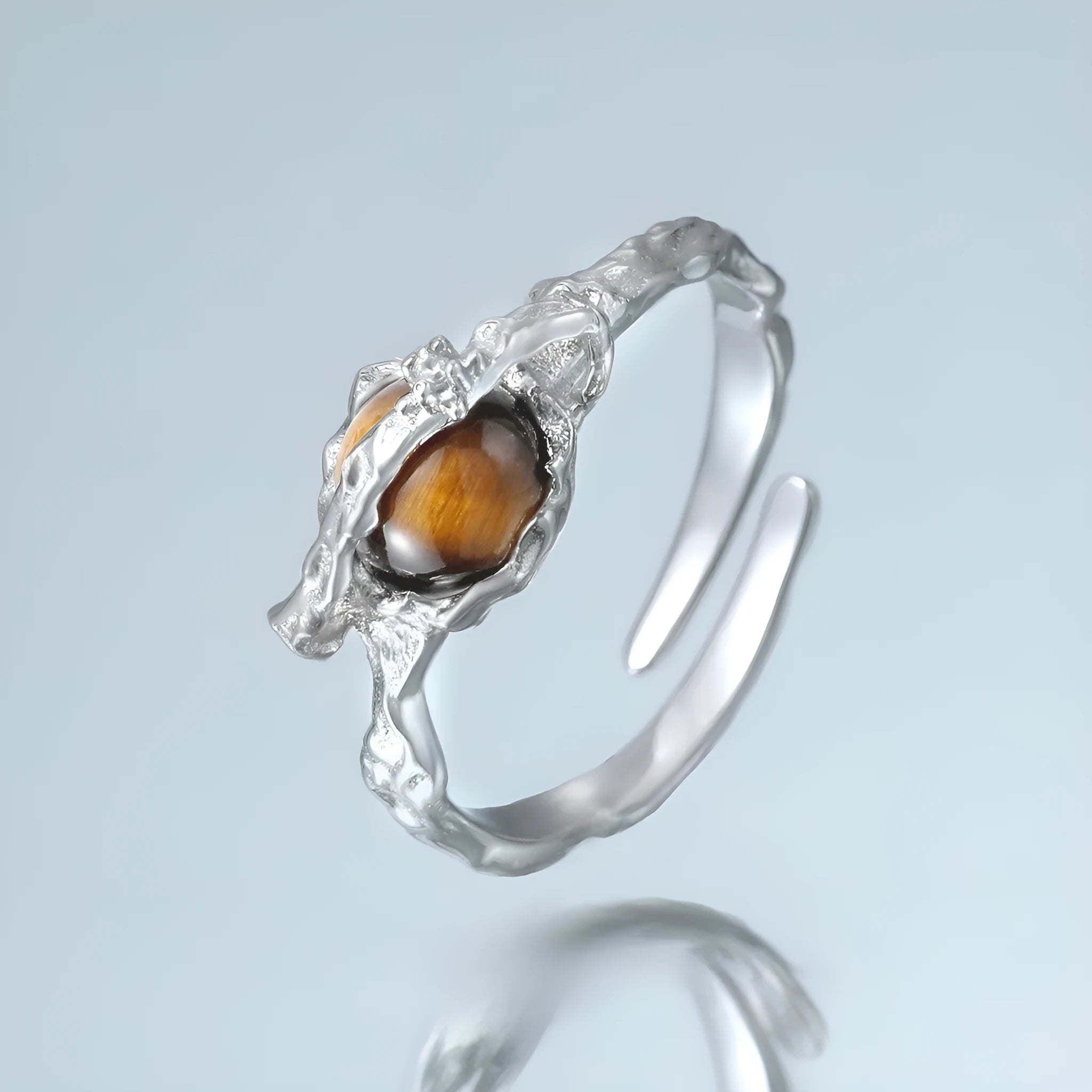 Adjustable opening Saturn ring in white gold colour tone on silver material