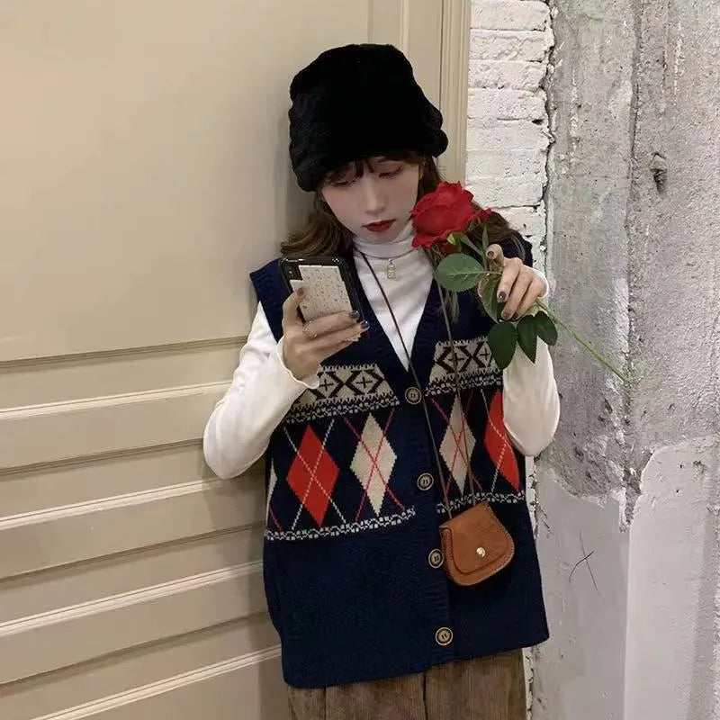 Loose sleeveless cardigan top with diamond plaid pattern in khaki colour