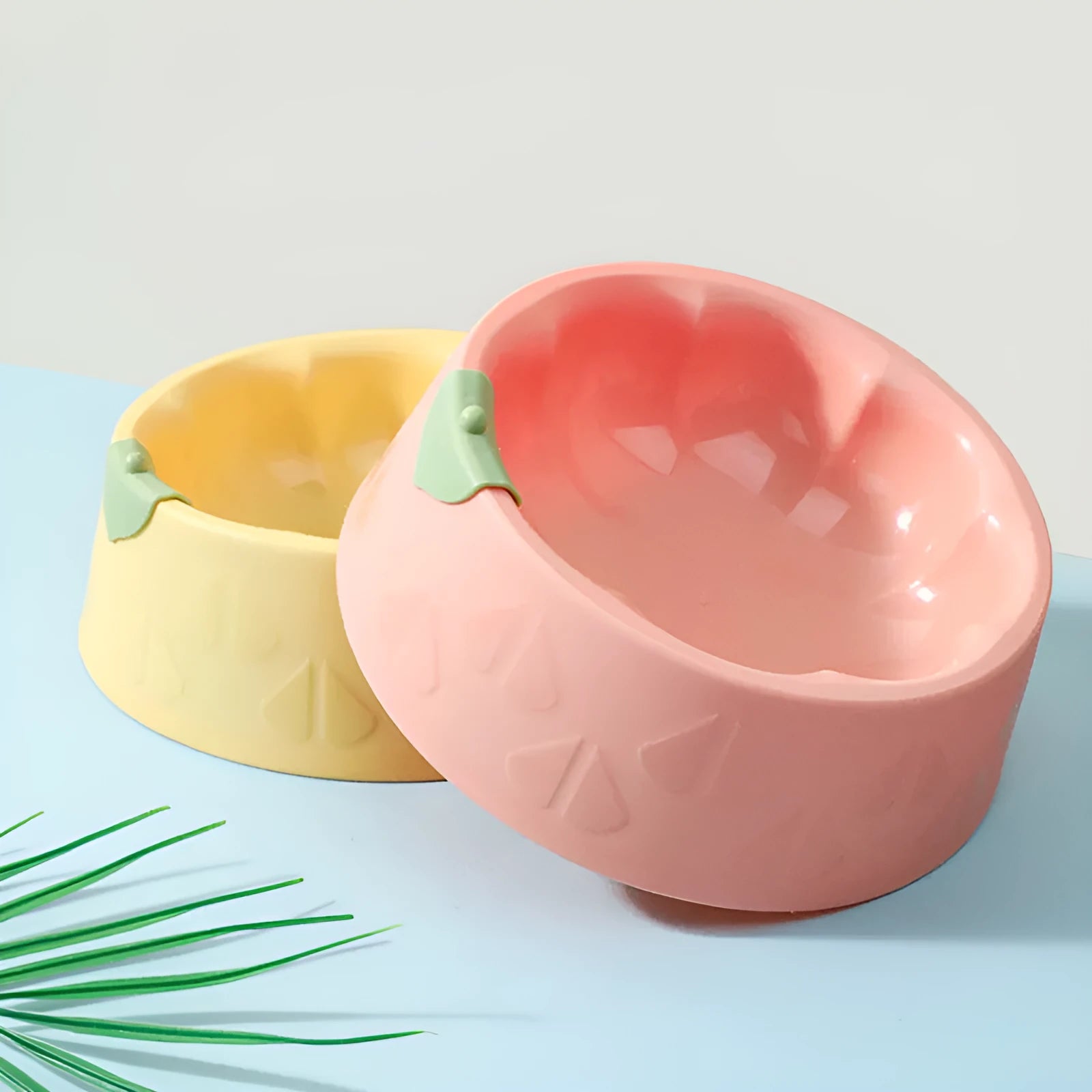 Green plastic anti-tipping pet bowl for cat or dog food and water