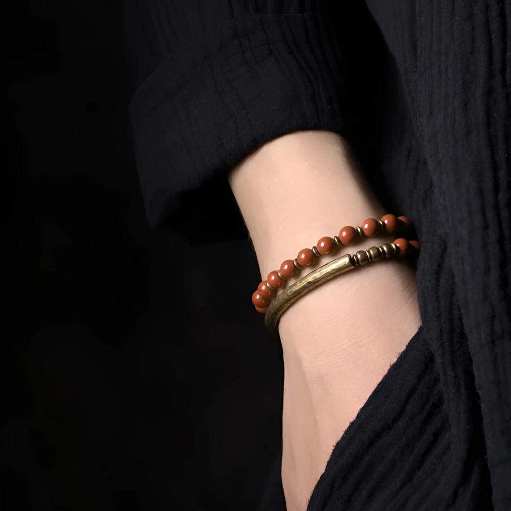 Layered retro ethnic bracelet for men and women with natural stones and brass details in adjustable sizes.