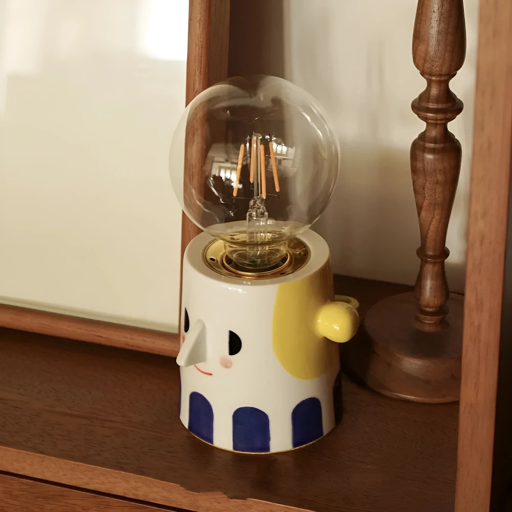 Handmade ceramic table lamp with ball headlight finish for bedside decoration
