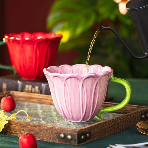 500ml ceramic breakfast cup with red floral pastoral pattern on white background.