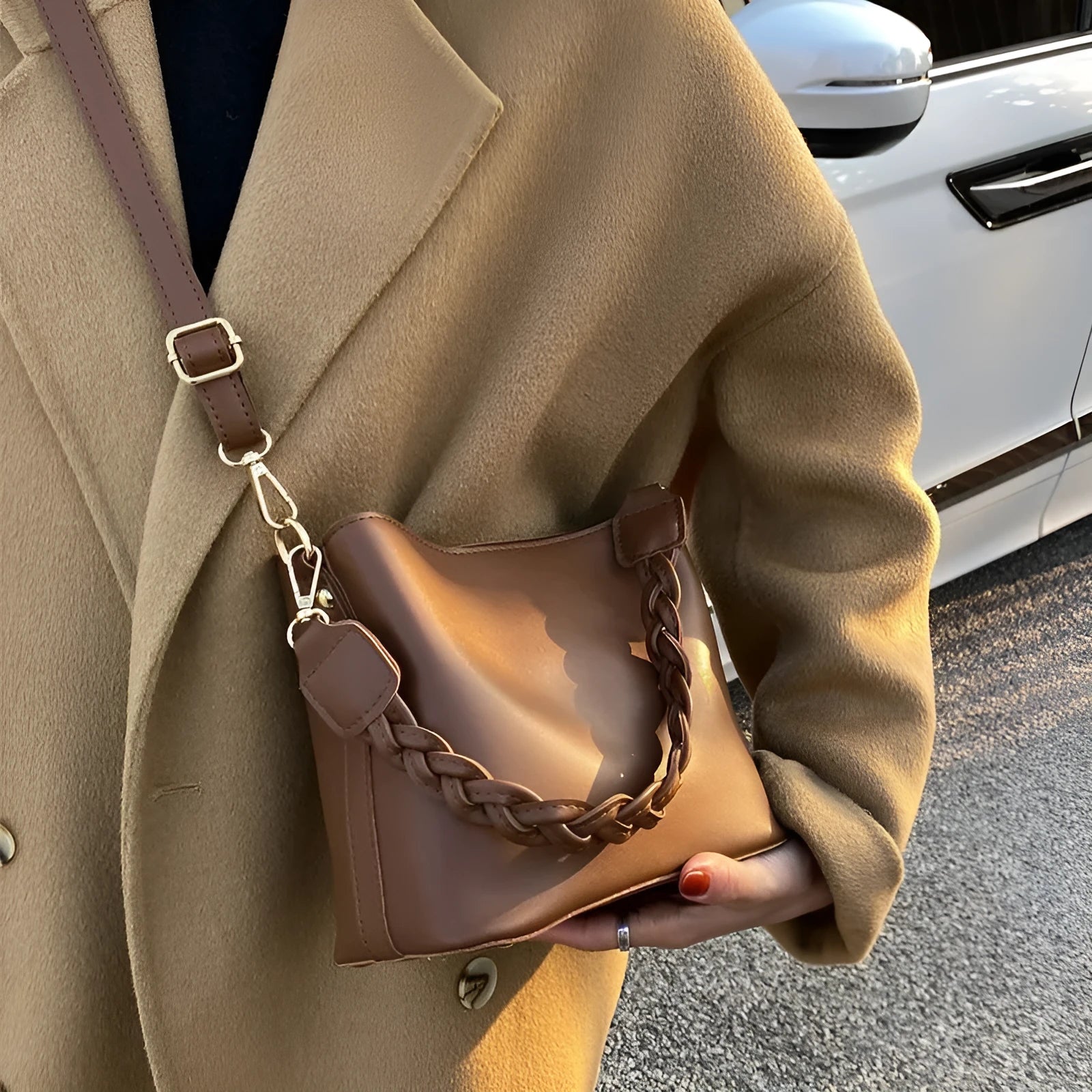 Retro khaki woven PU leather one-shoulder crossbody underarm bucket bag.