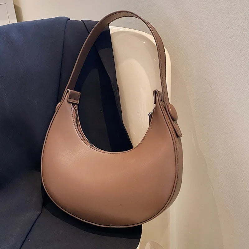 Women's retro dumpling shape shoulder bag in black with sandwich pocket and synthetic leather lining
