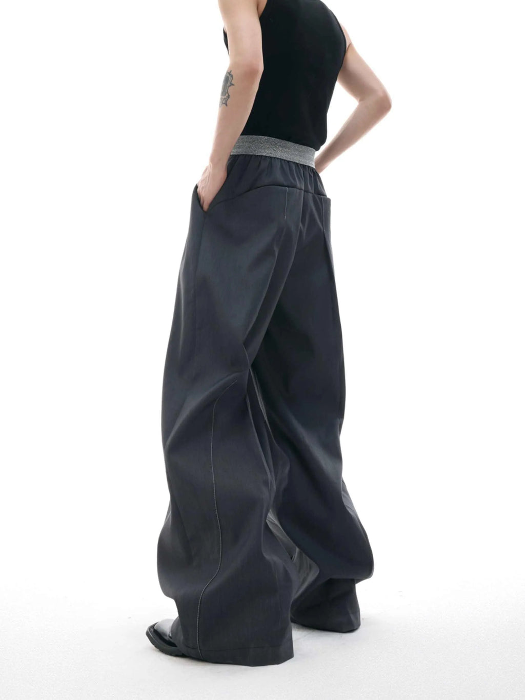 Straight-leg high-waist trousers with button-fly front opening in black or grey