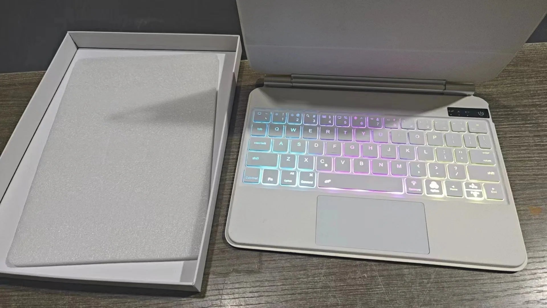 Wireless Bluetooth keyboard with magnetic protective sleeve for iPad tablets in five colour options