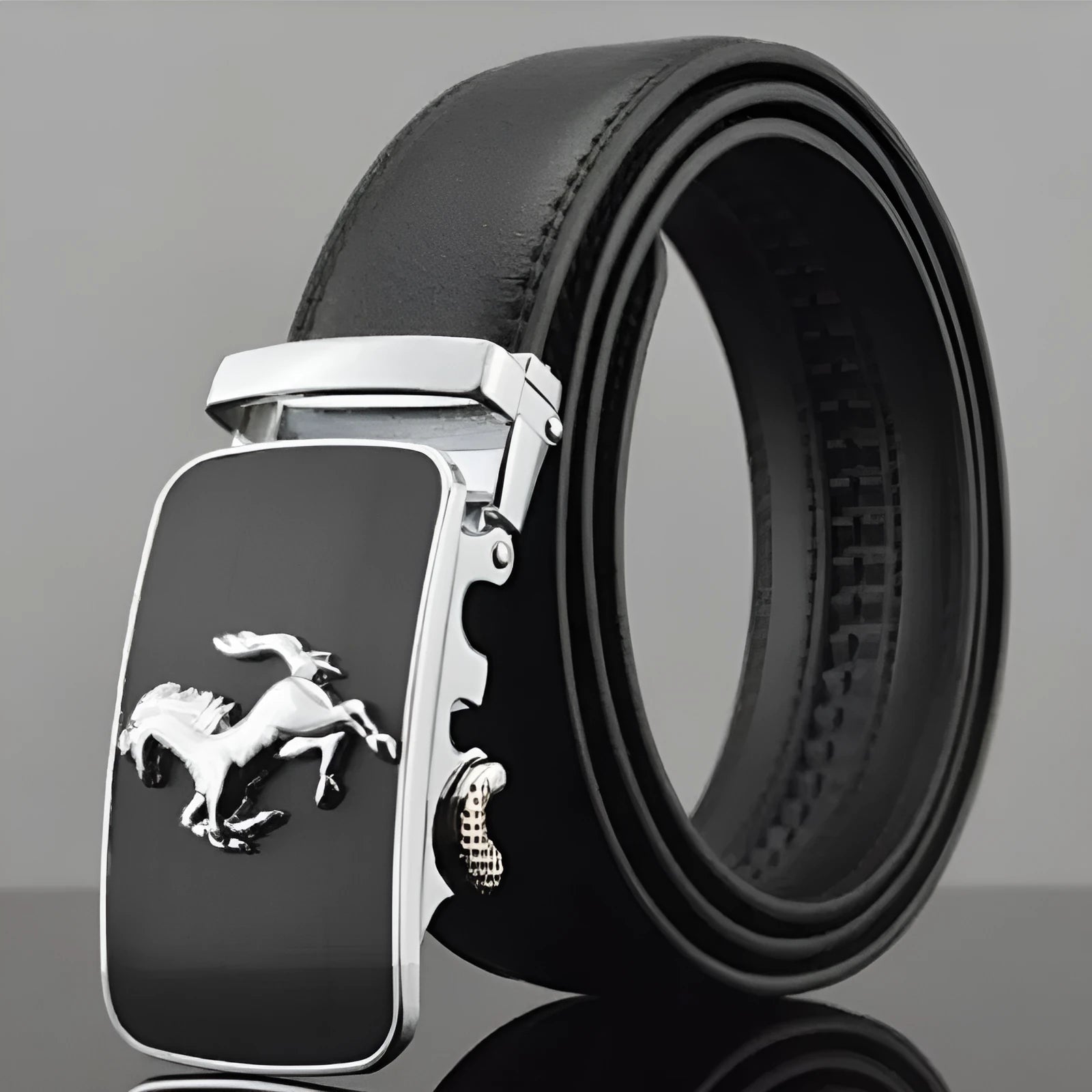 Men's automatic buckle leather belt with cowhide construction and pattern design