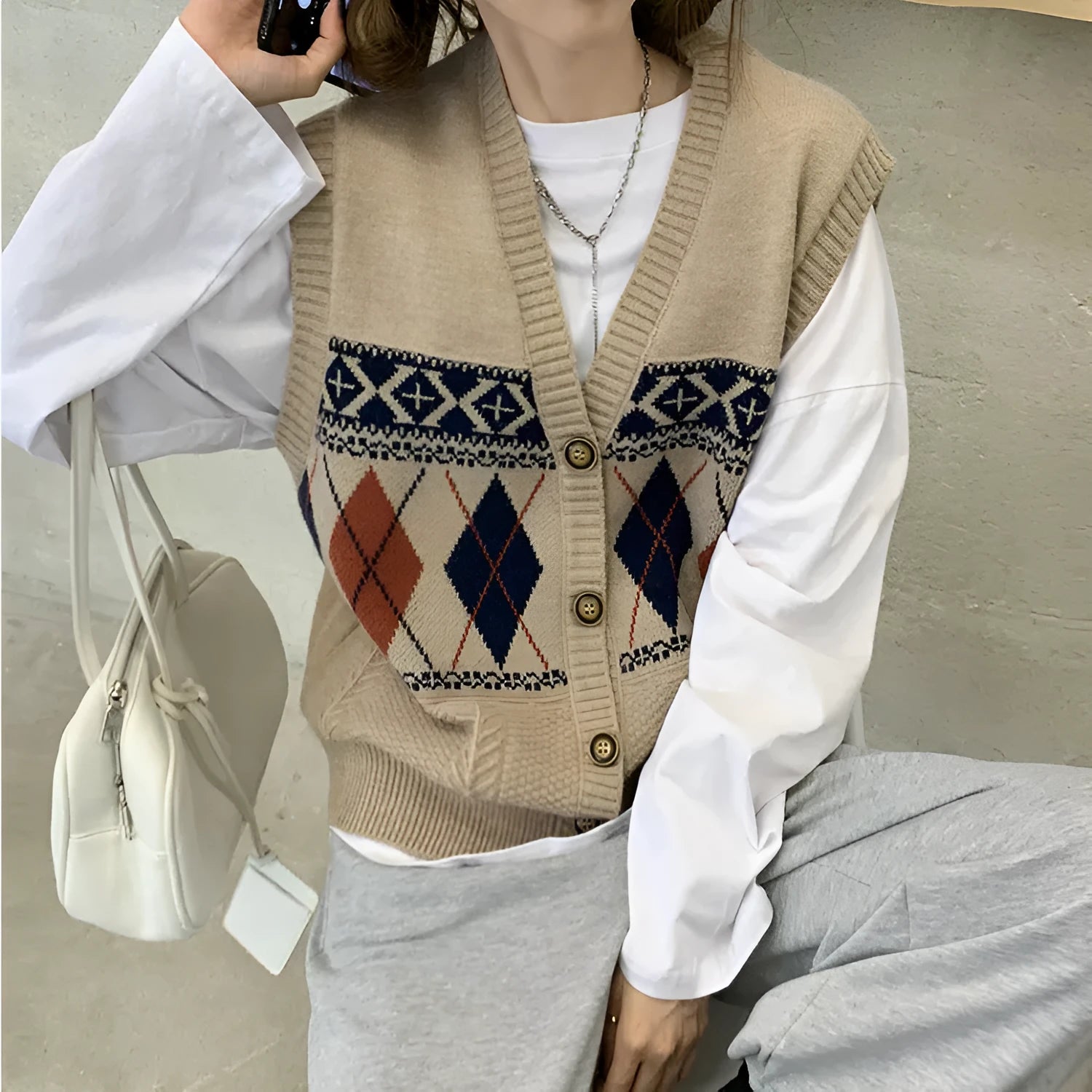 Loose sleeveless cardigan top with diamond plaid pattern in khaki colour
