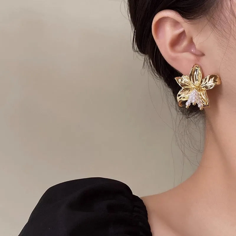 Golden H1795 pearl flower earrings with metal floral design and Seiko gold plating