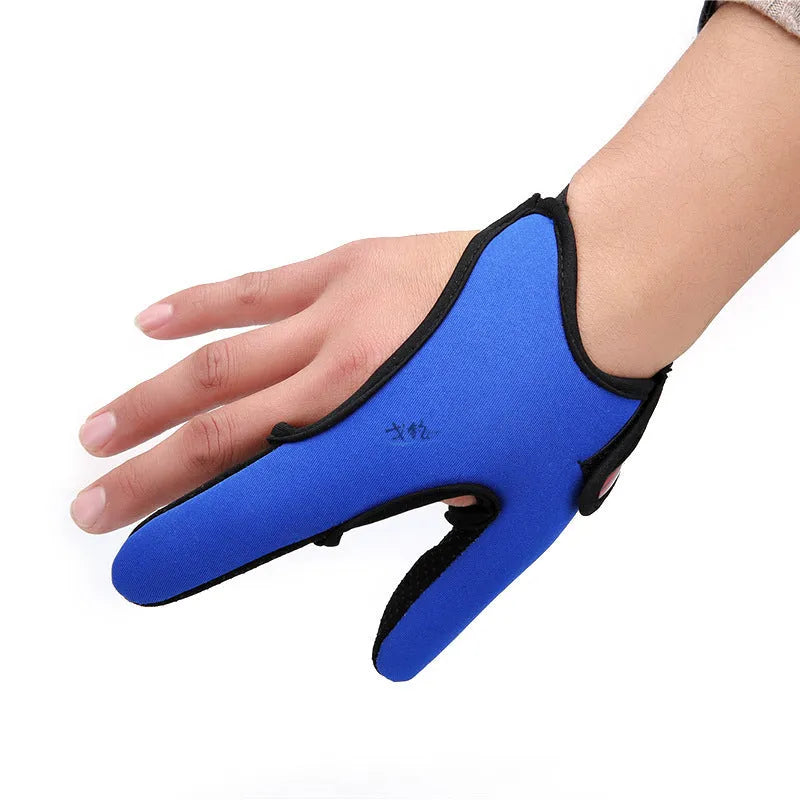 A single two-finger fishing glove in camouflage colour, showing the diving cloth back and microfiber palm material.