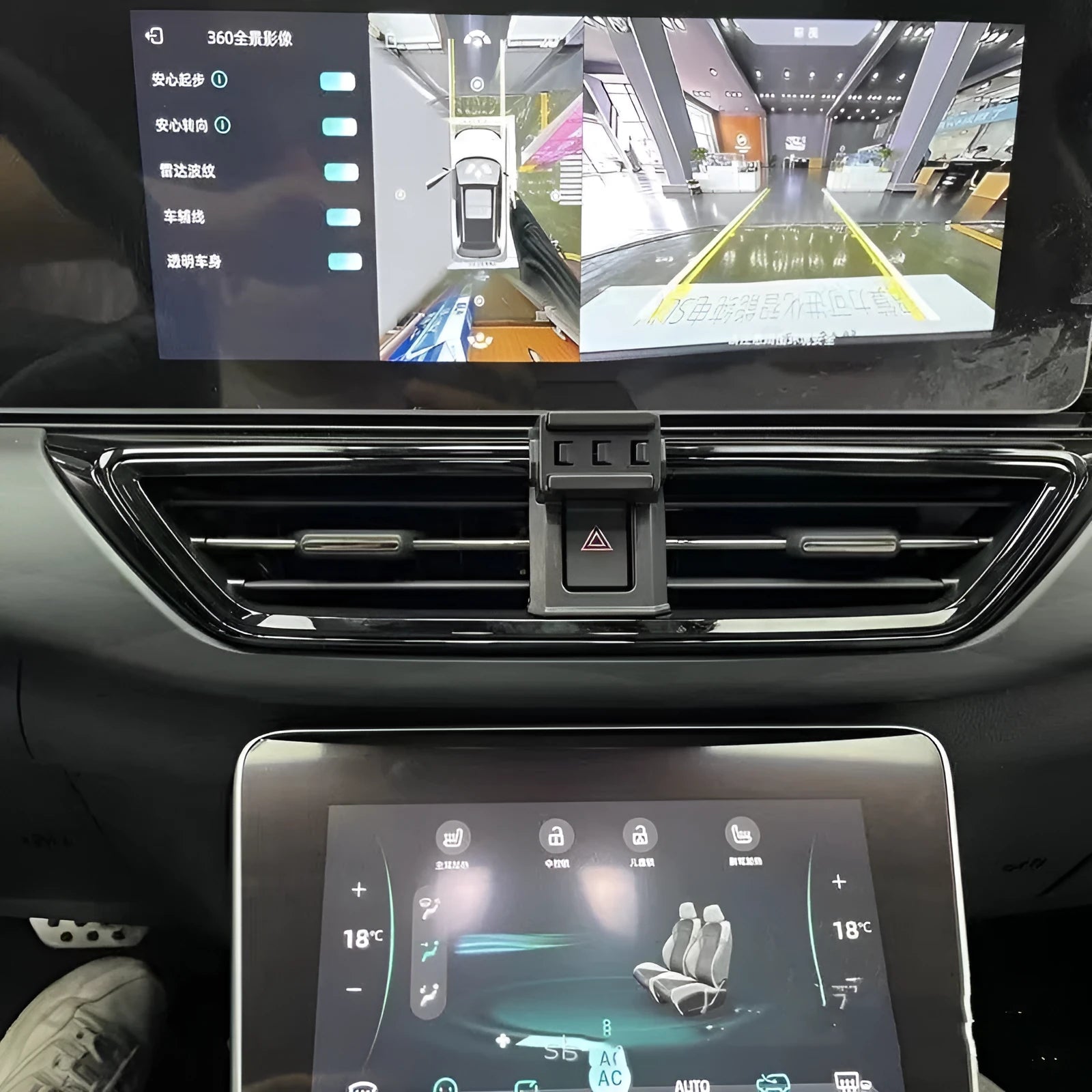 GOODWAY dashboard car phone bracket with 360-degree rotation mounted in vehicle