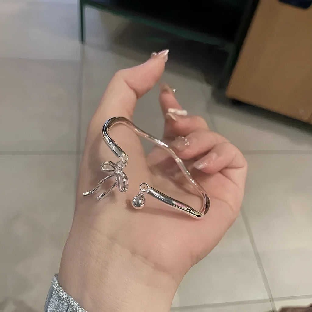 Silver bow adjustable women's bracelet with bell opening clasp in colour M1534