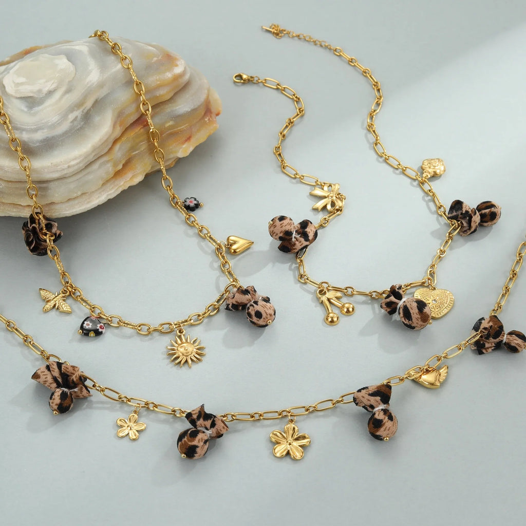 Women's stainless steel necklace with leopard pendant, heart and flower details, adjustable 41-50cm length