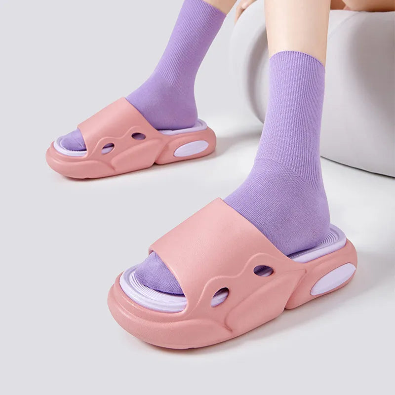 Two-colour couple slippers with thick EVA soles in black and white design