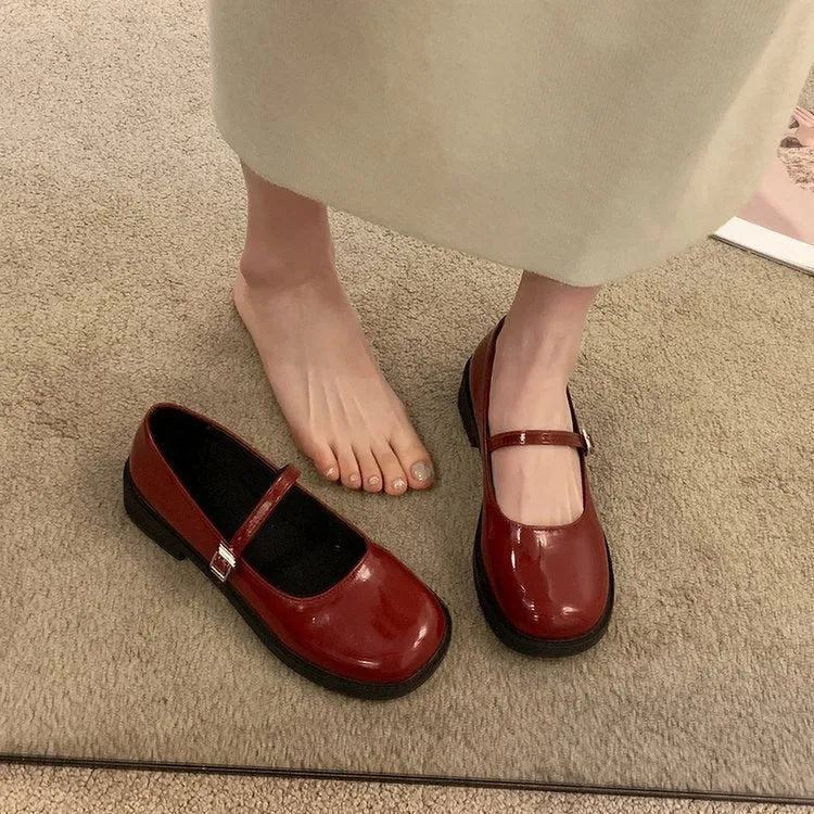 Solid colour women's French vintage leather shoes with flat heel and round toe in red, matte black, or greyish black.