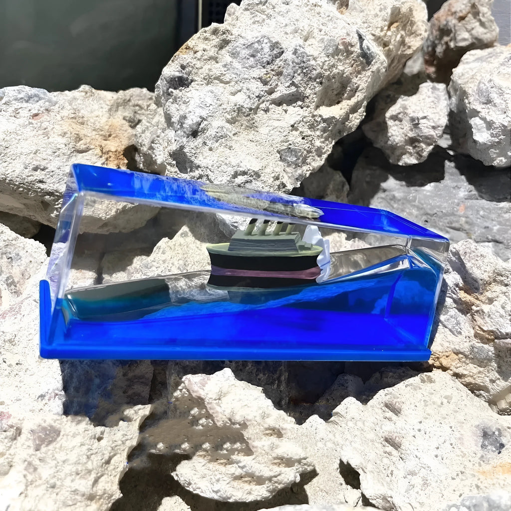 Creative cruise ship decoration fluid drift bottle with floating astronaut desktop ornament in black pearl pirate ship style