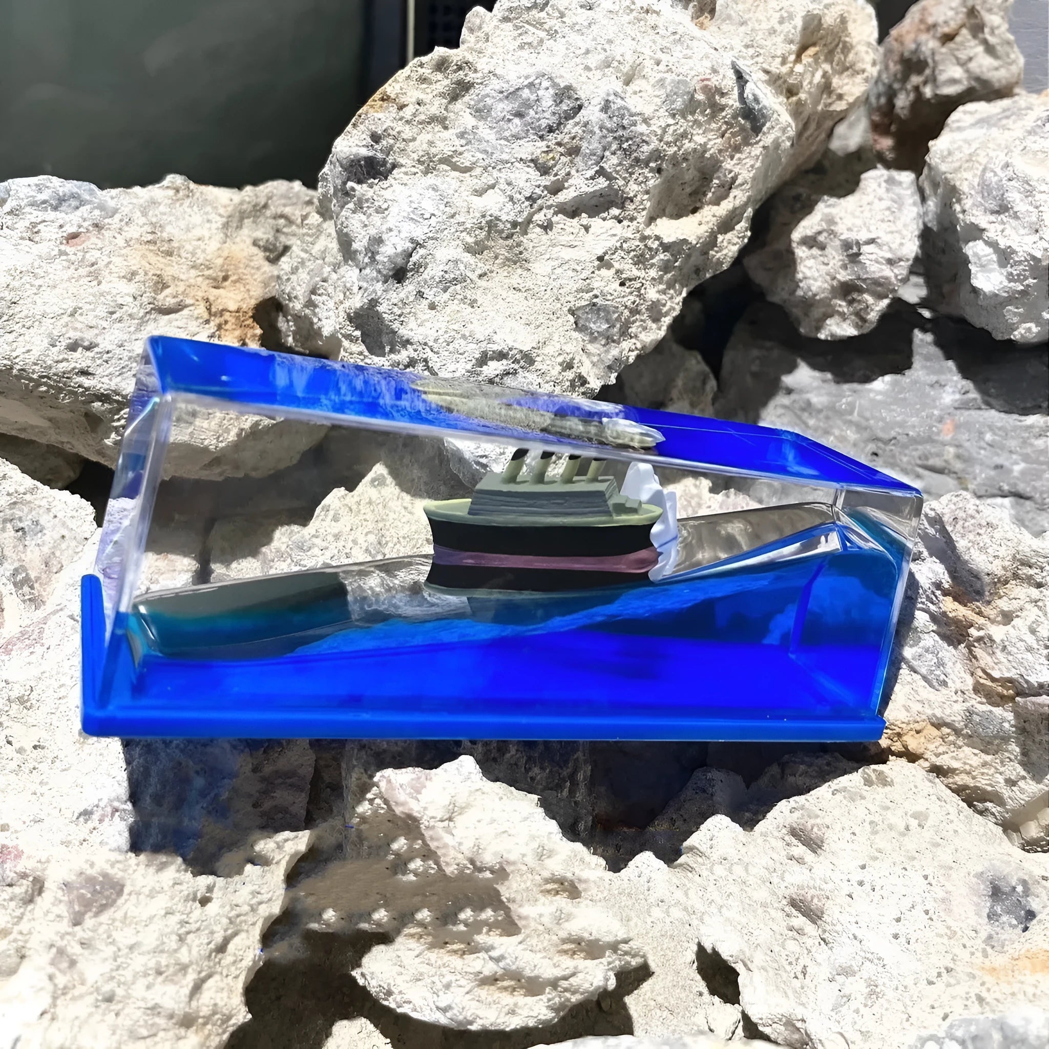 Creative cruise ship decoration fluid drift bottle with floating astronaut desktop ornament in black pearl pirate ship style