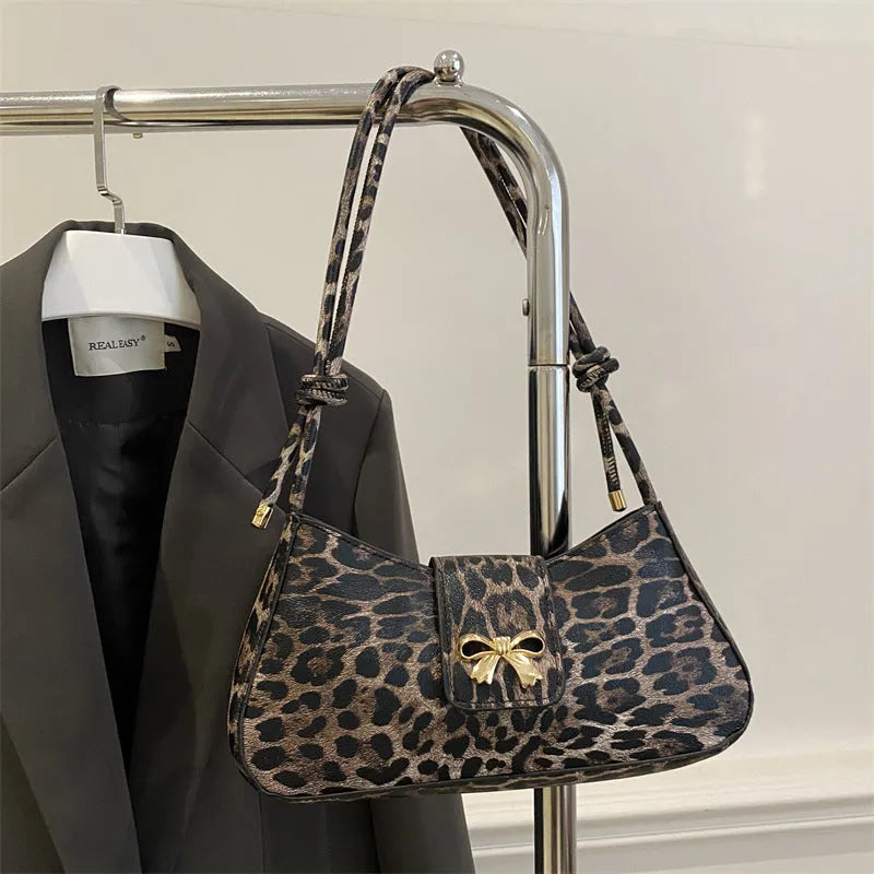 Casual women's handbag in PU leather with sandwich pocket design and large capacity