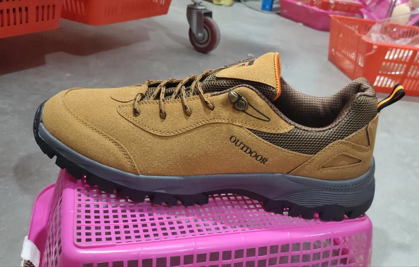 Men's low-top hiking shoes in Army Green with mesh construction and viscose sole