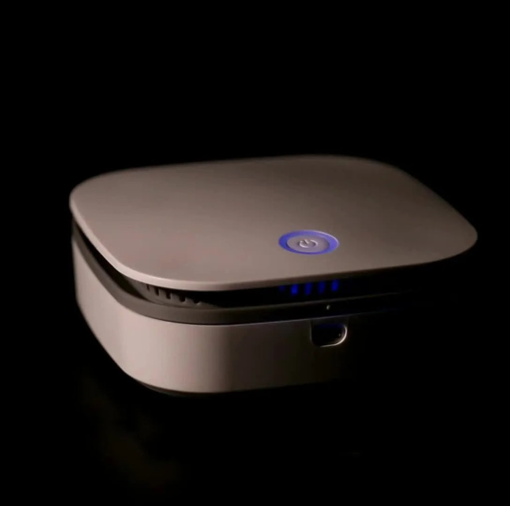 White USB-powered car air purifier with a composite filter for odour removal and disinfection.