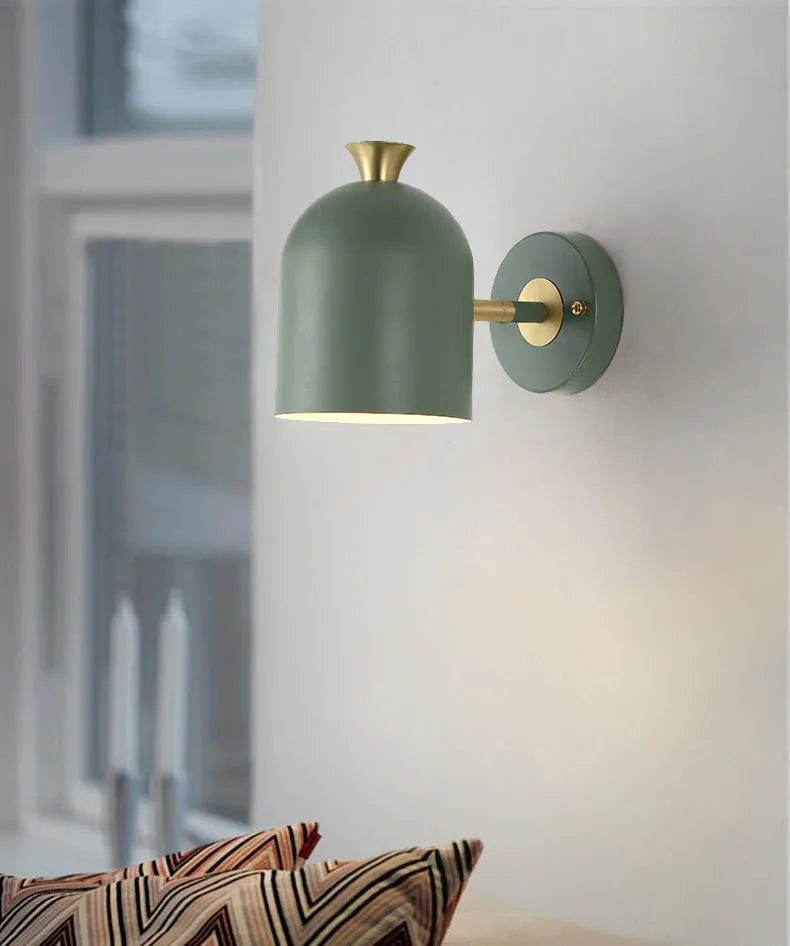 Single-head aluminium LED wall lamp with mirror front panel in bedroom setting
