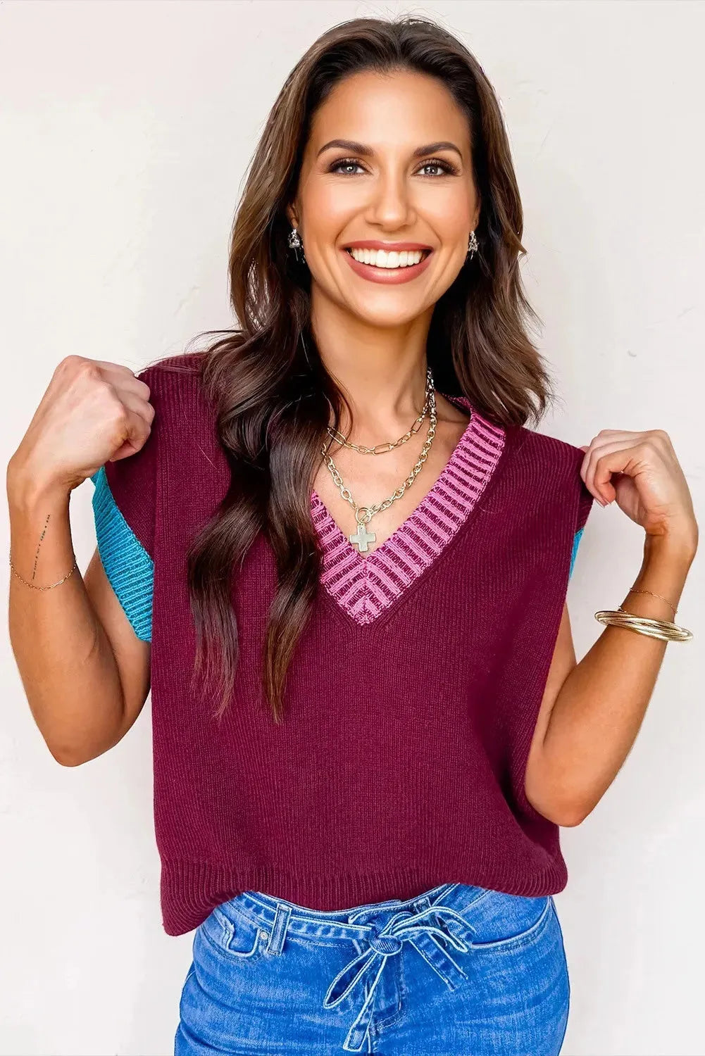 Burgundy contrast trim V neck loose sweater with cuffed short sleeves on mannequin