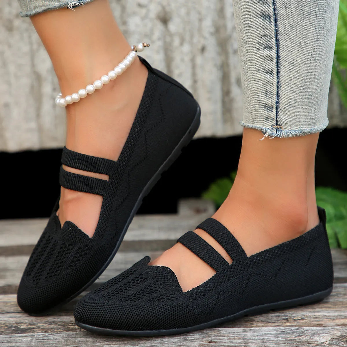 Women's casual mesh slip-on flats in black with round toe, flat heel, and breathable upper