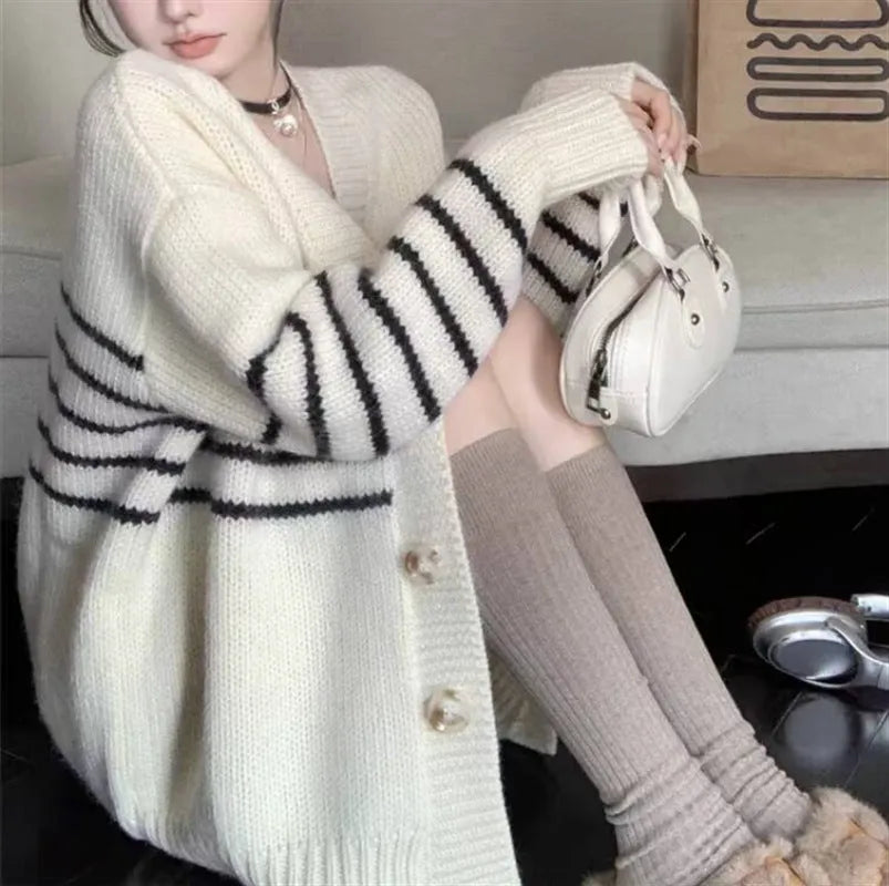 Women's button-front cardigan with 3D pattern and collar button detailing