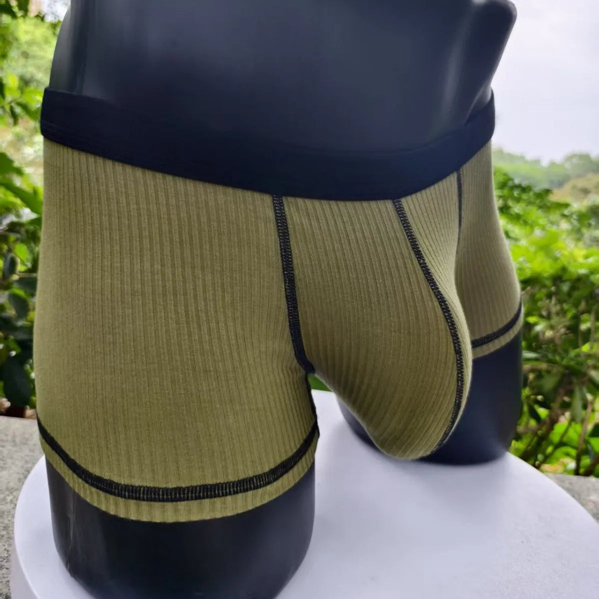 Men's solid colour boxers in breathable fibre fabric on a size chart showing L to 3XL weight ranges.
