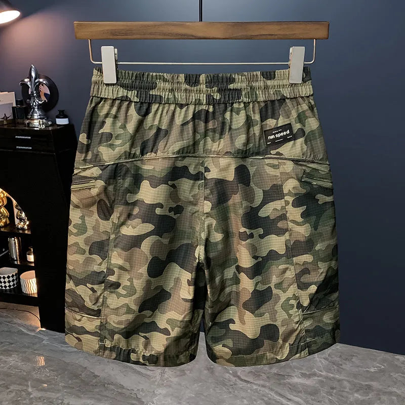 Men's camouflage cargo shorts in cotton blend fabric with loose fit and quick-drying properties