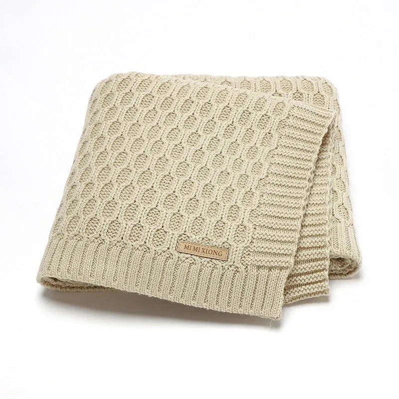 Solid colour infant hug blanket with three-dimensional lines in 70×90cm size