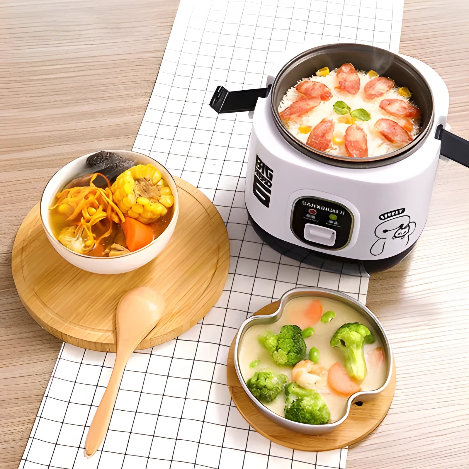 Miniature round automatic rice cooker with 2L capacity and steaming function for one to two persons