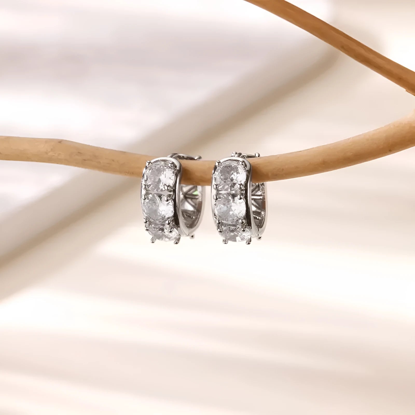 Women's U-shaped stainless steel clip earrings with zircon detailing in colour E5772P