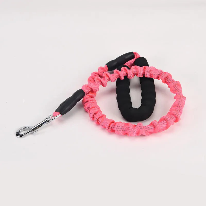 High elastic retractable dog leash in black, 95 to 135cm, with neoprene foam handle and zinc alloy hardware