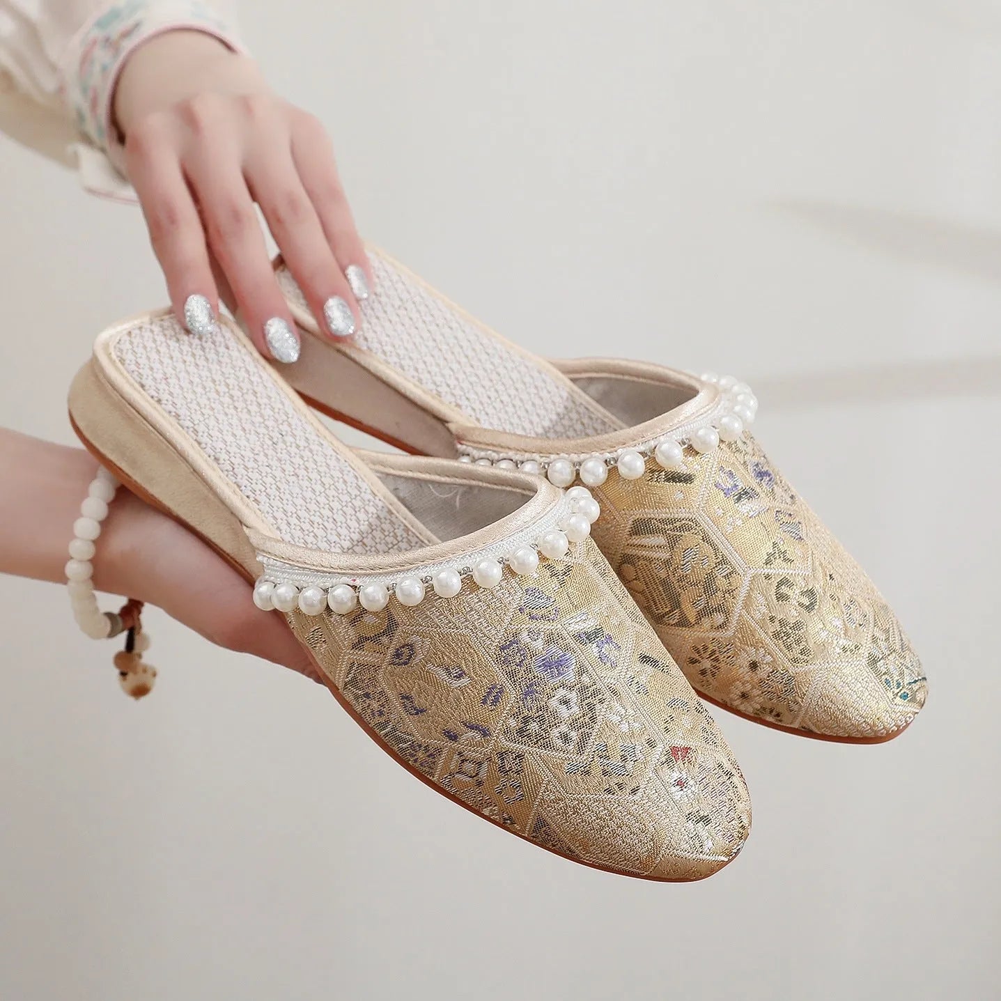 Canvas women's retro cloth shoes with embroidered beads flowers tassels on a low wedge heel in solid colour white beige green