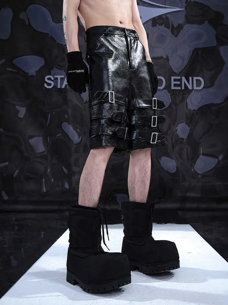 Men's black PU leather ring casual cropped shorts made from polycarbaminate fibre spandex.