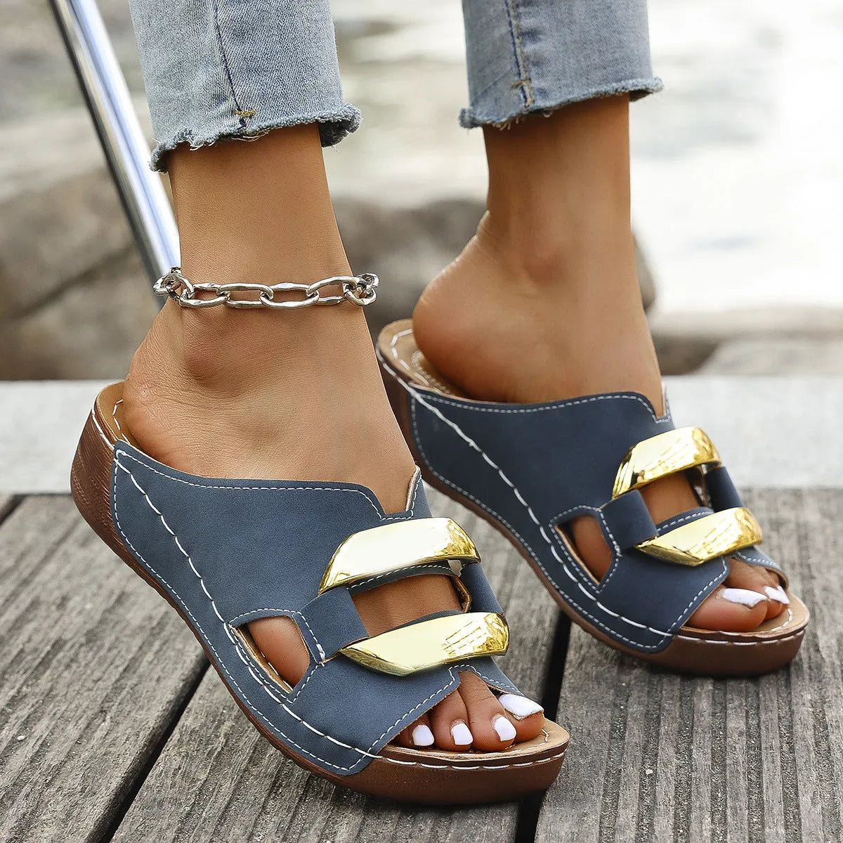 Roman style platform sandals in black with artificial PU upper and rubber sole