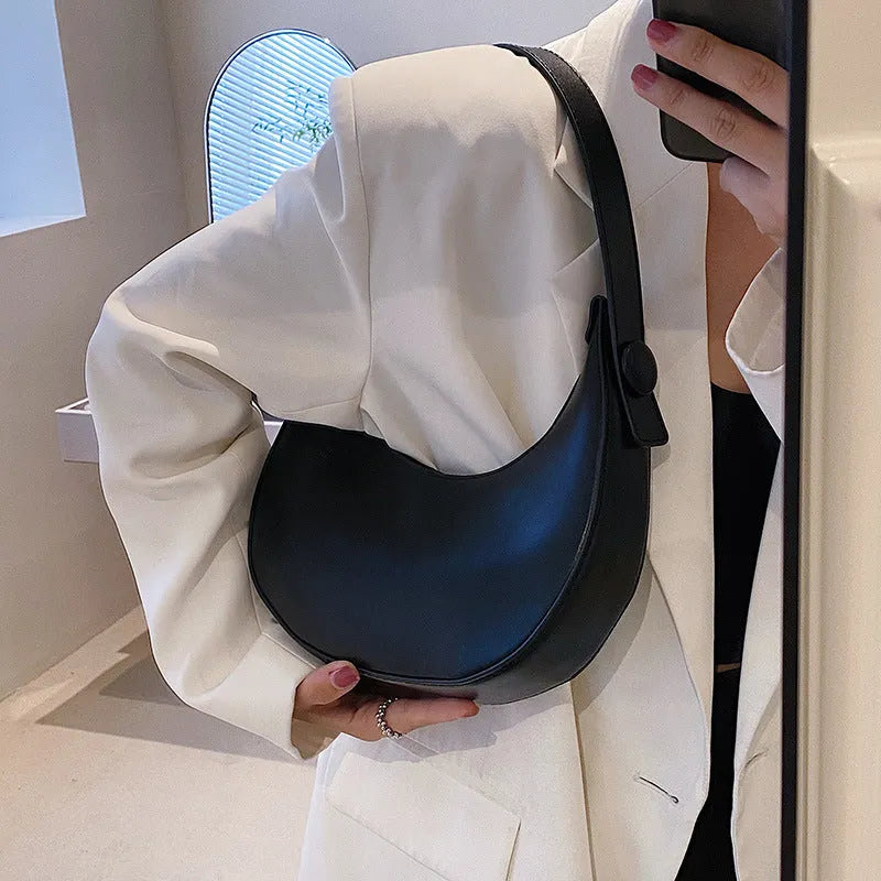 Women's retro dumpling shape shoulder bag in black with sandwich pocket and synthetic leather lining