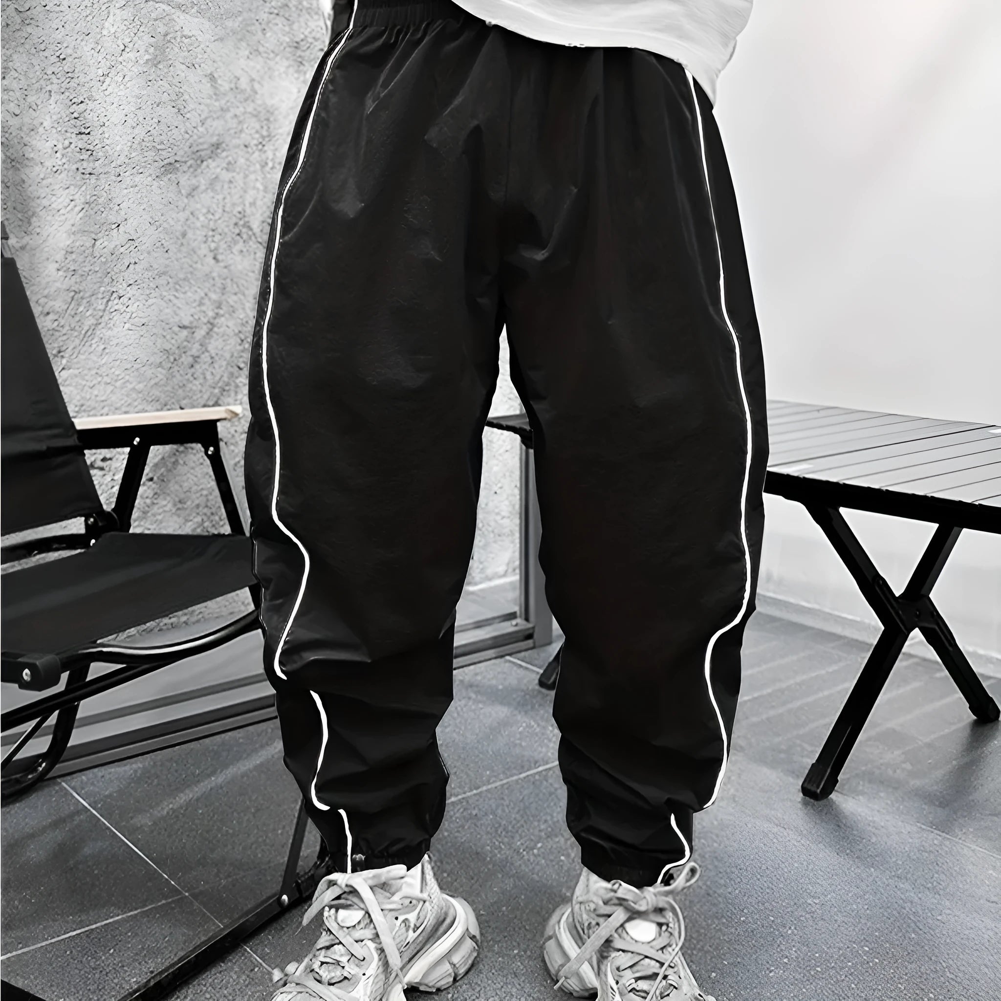 Men's loose fit cropped sports trousers in bamboo fibre, shown in Army Green colour.