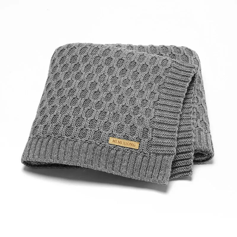 Solid colour infant hug blanket with three-dimensional lines in 70×90cm size