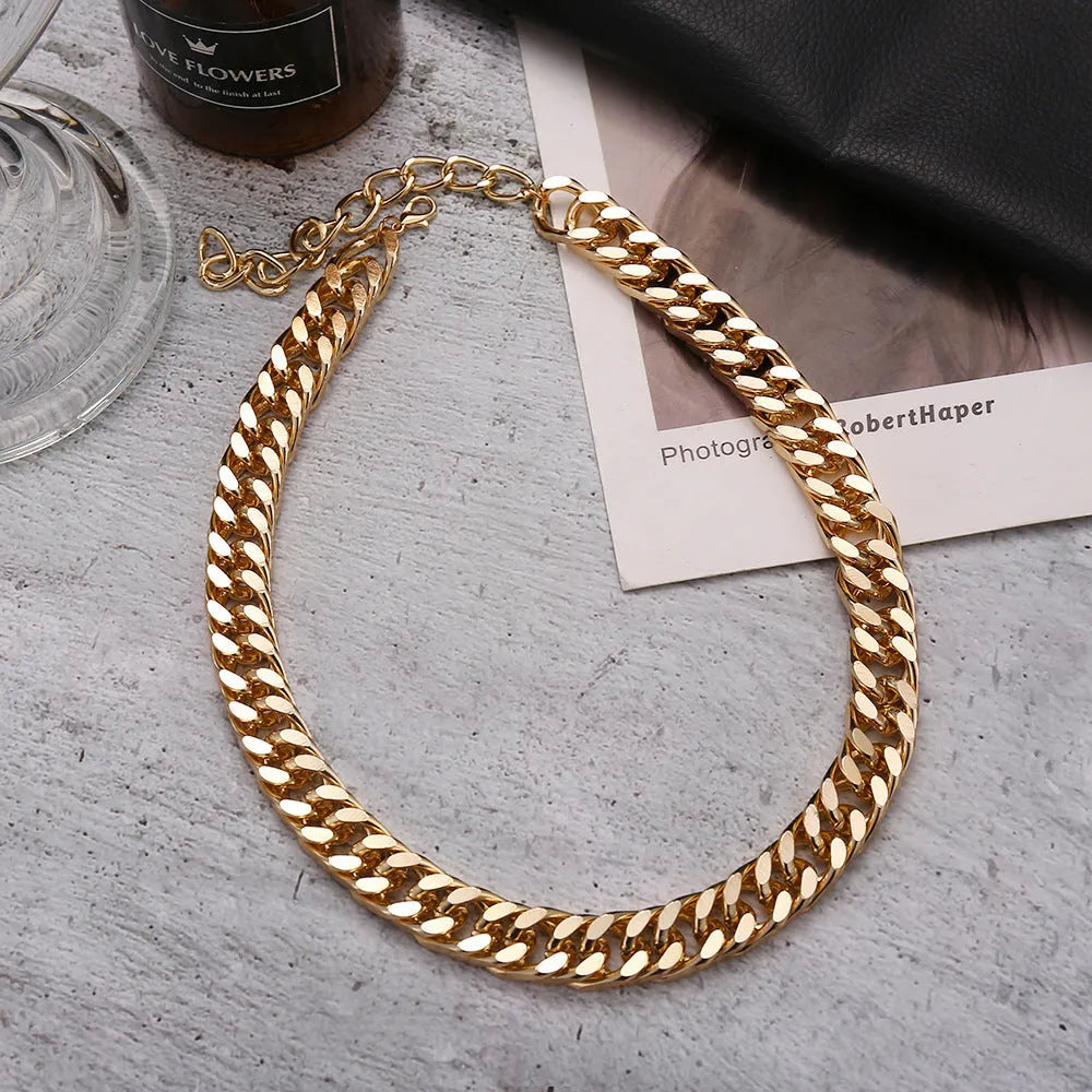 Women's gold thick chain necklace with 32cm length and 6cm pendant drop