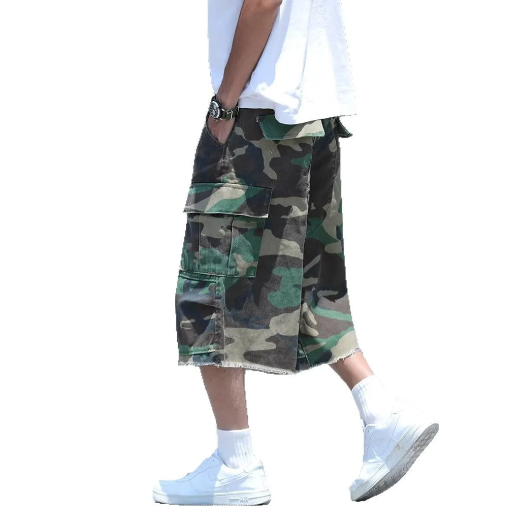 Retro American style camouflage workwear shorts in loose fit cropped design