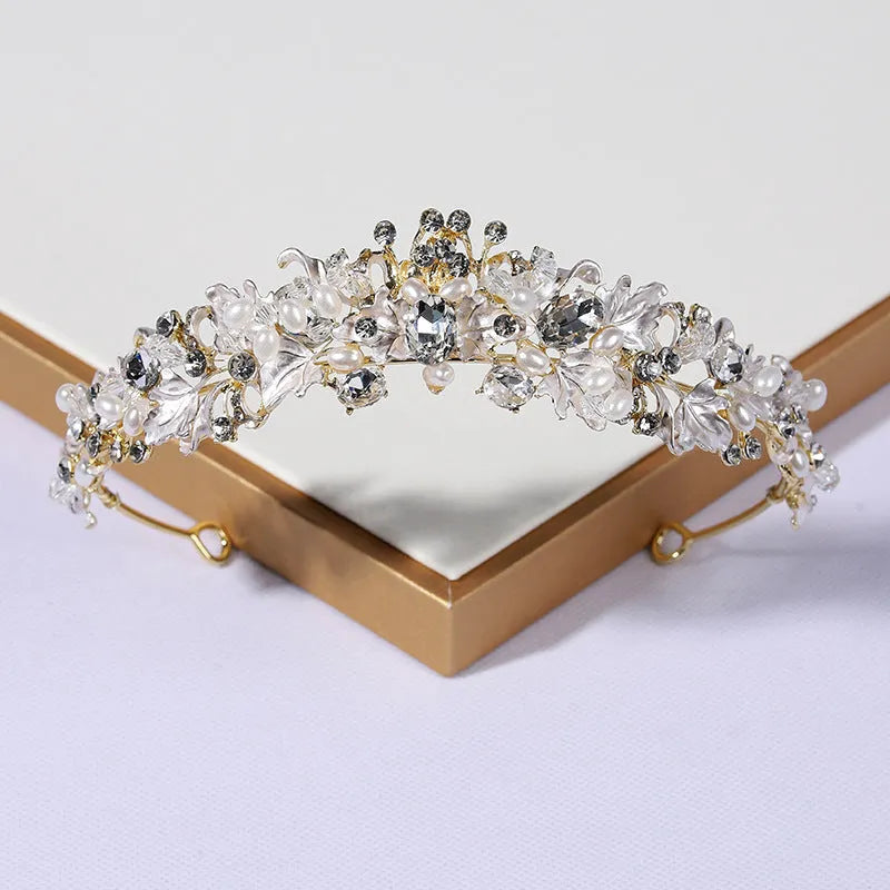 Gold alloy pearl crown headdress for women, a European-style wedding hair accessory.