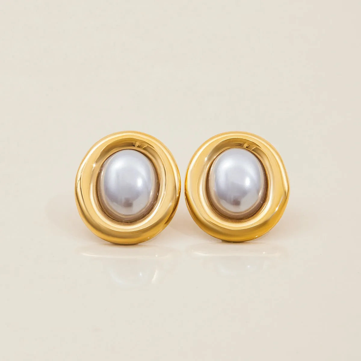 Women's stainless steel vintage pearl ear studs with butterfly fastenings in colour JDE0305051