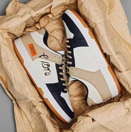 Casual lace-up sneakers in wear-resistant construction available in three colour options