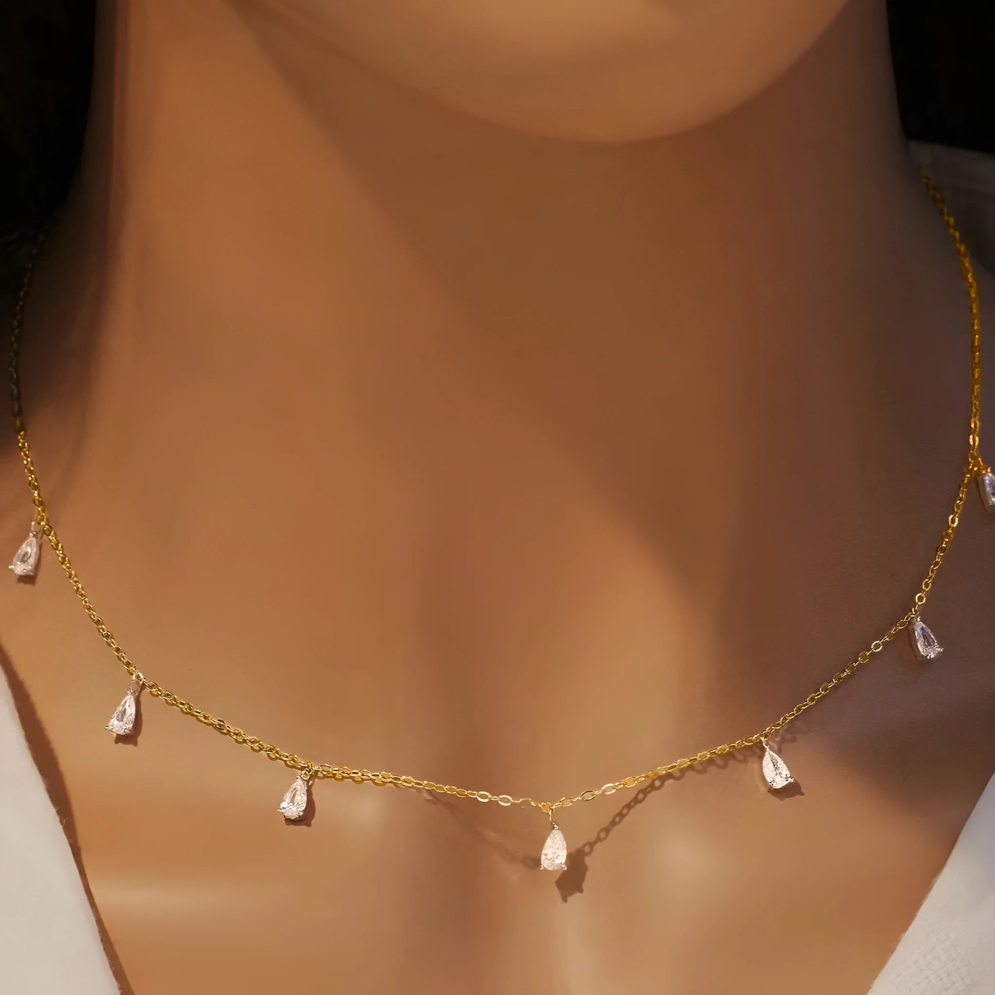 925 silver drop-shaped artificial zircon pendant necklace with an O-shaped chain on a model, showing the adjustable length.