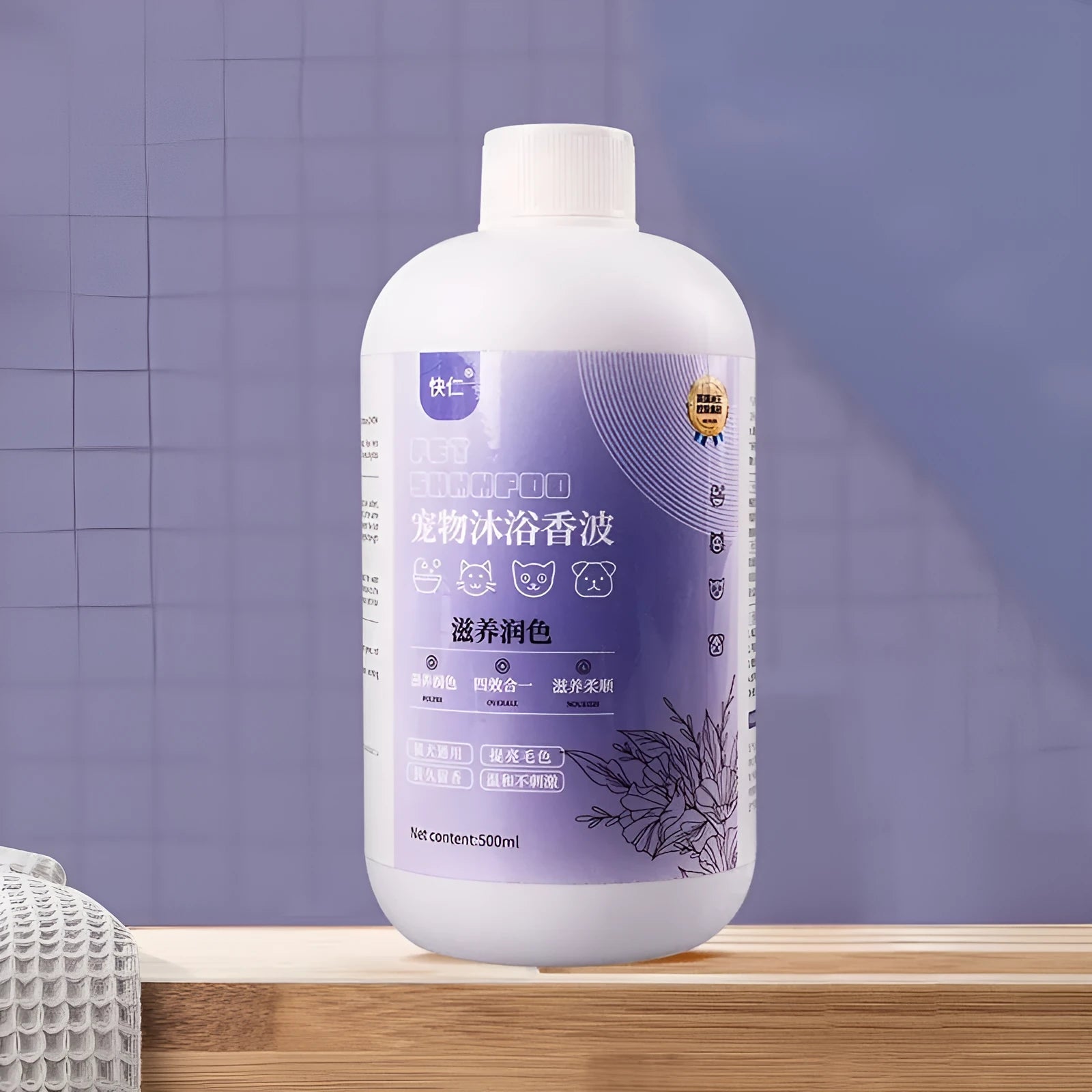 500ml bottle of pet shampoo with antibacterial, anti-mite, deodorising and anti-itch label.
