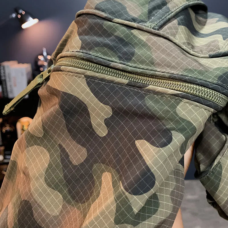 Men's camouflage cargo shorts in cotton blend fabric with loose fit and quick-drying properties