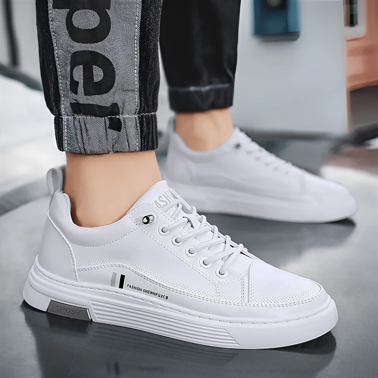 Men's white low-top skate shoes with microfibre upper, round toe, flat rubber sole and elastic band