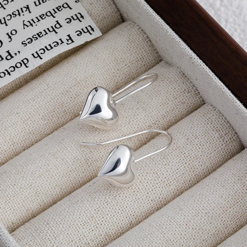 Silver-colour heart-shaped Korean-style earrings with three-dimensional glossy finish